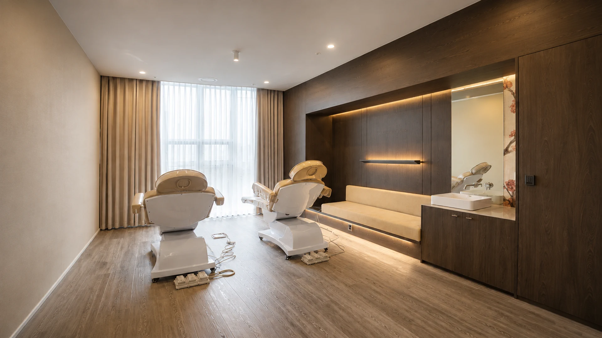ห้องทำหัตถการของ Beauty Blossom Clinic ที่มีเครื่องมือและเตียง/เก้าอี้ทำหัตถการ