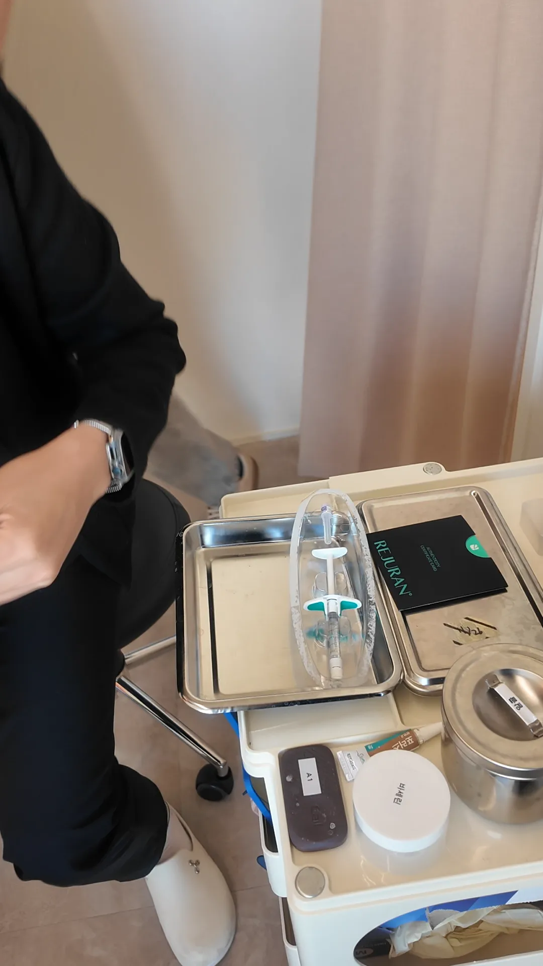 มือข้างเครื่องมือและถาดอุปกรณ์ในห้องทำหัตถการ