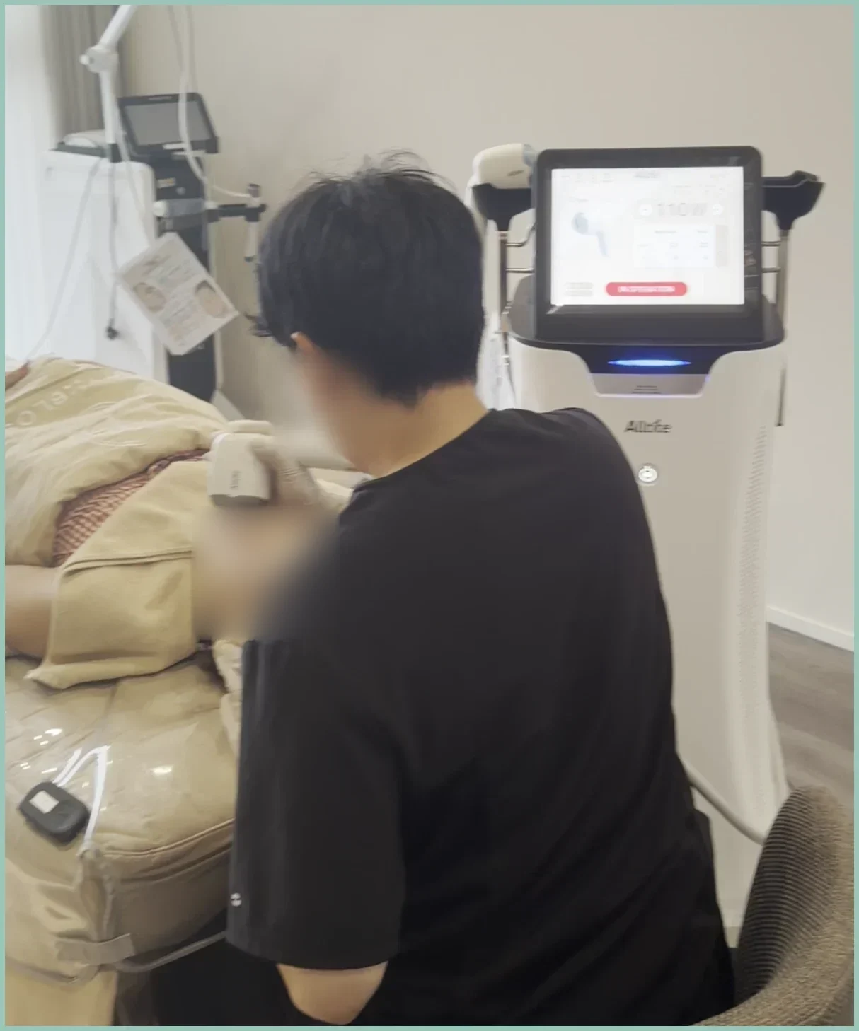 ภาพกว้างของห้องทำหัตถการที่มีเครื่อง Alltite RF และเจ้าหน้าที่ขณะใช้หัวจ่ายในคลินิก