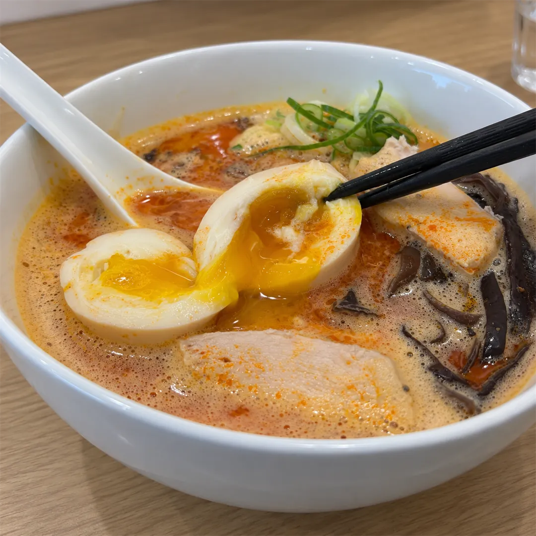 ตะเกียบคีบไข่ยางมะตูมที่เห็นไข่แดงเยิ้ม